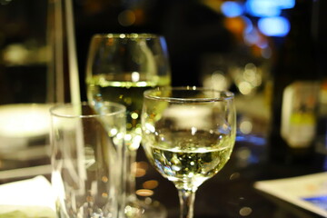 東京の夜　お洒落なレストランのテーブル　ワイングラス
