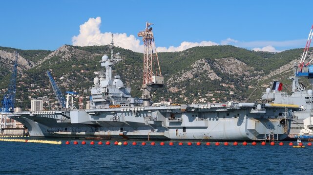 Porte-avions &agrave; propulsion nucl&eacute;aire Charles de Gaulle, c&eacute;l&egrave;bre bateau de guerre dans le port militaire de Toulon, base navale fran&ccedil;aise &ndash; septembre 2021 (France)