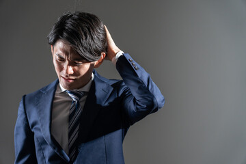 Fototapeta premium 若いビジネスマン・頭痛