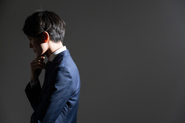 若いビジネスマン・考える