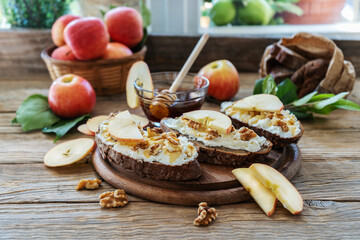Bread slices with cottage cheese, honey, apples and nuts