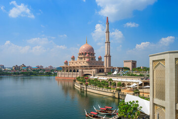 Fototapeta premium Putra mosque, Kuala Lumpur, Malaysia