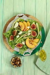 Salad with fig and goat cheese