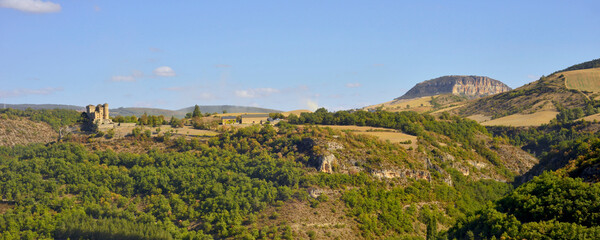 Panoramique paysage de Causse dans la vallée du Tarn des environs de Compeyre (12520) et Aguessac (12520), département de l'Aveyron en région Occitanie, France