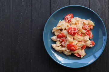 Pasta with baked feta and tomatoes 