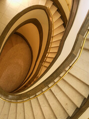 Obraz premium Looking down a flowing organic stairway inside the palace