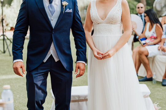 Manos de novios reci&eacute;n casados. Boda. Alianzas. Anillos de matrimonio. Caricia de manos entre esposos. D&iacute;a de Boda. Amor.