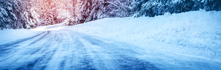 Fototapeta na wymiar Panoramic view of the beautiful country road in winter