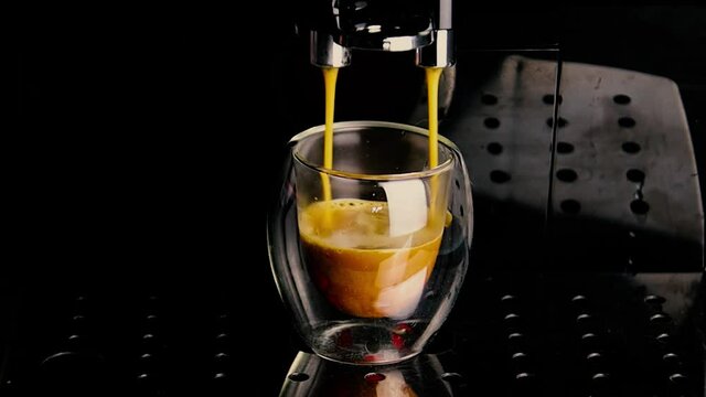 machine à café faisant un café servi dans un verre transparent