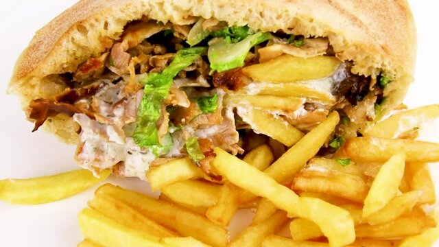 sandwich kebab isol&eacute; sur un fond blanc