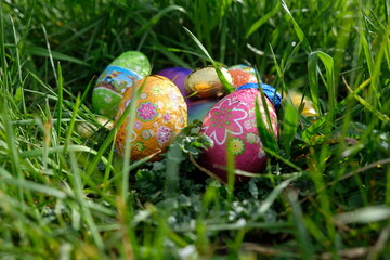 FU 2020-03-15 Ostern 200 Im Gras liegen bunte Eier