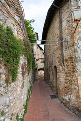 Enge Gasse mit Torbogen in San Gimignano Toskana