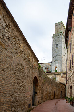 Blick auf einen der T&uuml;rme aus einer engen Gasse in der Altstadt von San Gimignano