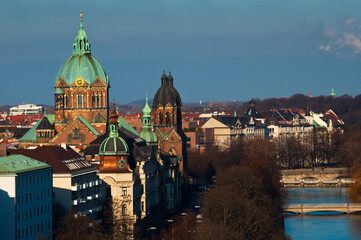 Obraz premium Isar River and St. Luke's Church, the largest protestant church in Munich