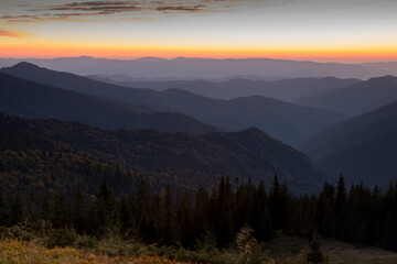 Obraz na płótnie Canvas sunset high in the autumn mountains