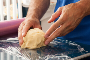 Manos de chef amasando masa de pizza. Chef hands kneading pizza dough.