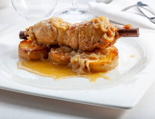 Carne con cebolla caramelizada y patatas. Meat with caramelized onion and potatoes.