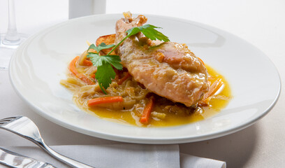 Carne con cebolla confitada y verduras . Meat with onion confit and vegetables.