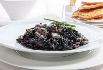 Tallarines con calamares en su tinta. Noodles with squid in its ink.