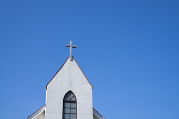 教会の十字架,青空に映える十字架,キリスト教の教会,日曜日のミサ