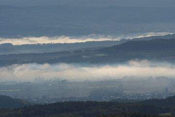 朝靄に包まれた田舎町