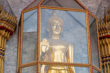 Obraz premium Buddha sculpture in the glass window for protection from the birds at Thai temple