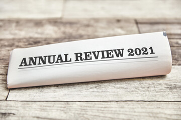 Annual Review 2021 auf gefalteter Zeitung