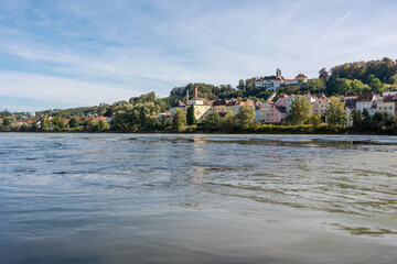 Obraz premium 01.10.2021, GER, Bayern, Passau: Blick über den Inn, zur historischen Innstadt mit dem Kloster Maria Hilf, sowie dem ehemaligen Gebäude der Innstadt Brauerei.