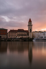 Fototapeta premium 29.09.2021, GER, Bayern, Passau: Altstadt Passau bei Sonnenuntergang. Der Stephansdom, das Rathaus und die Stadtpfarrkirche St. Paul prägen die Silhouette am Donauufer der Stadt.