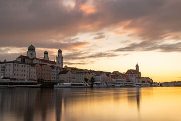 Obraz premium 29.09.2021, GER, Bayern, Passau: Altstadt Passau bei Sonnenuntergang. Der Stephansdom, das Rathaus und die Stadtpfarrkirche St. Paul prägen die Silhouette am Donauufer der Stadt.