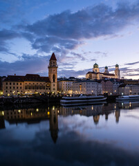 29.09.2021, GER, Bayern, Passau: Altstadt Passau nach Sonnenuntergang. Der Stephansdom, das Rathaus und die Stadtpfarrkirche St. Paul prägen die Silhouette am Donauufer der Stadt.