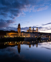 Obraz premium 29.09.2021, GER, Bayern, Passau: Altstadt Passau nach Sonnenuntergang. Der Stephansdom, das Rathaus und die Stadtpfarrkirche St. Paul prägen die Silhouette am Donauufer der Stadt.