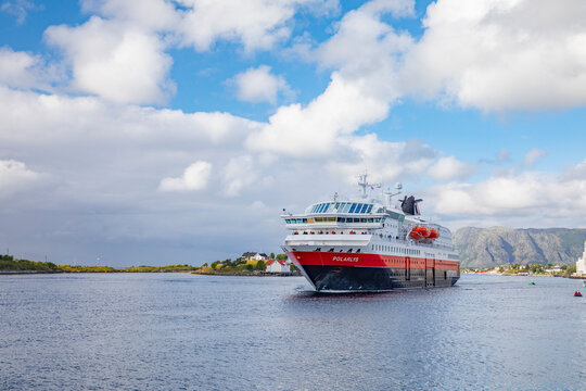 MS &laquo;Polarlys&raquo; is a Hurtigruten ship owned by Hurtigruten AS. The ship was handed over to the shipping company Troms Fylkes Dampskibsselskap in March 1996 - Here departure Br&oslash;nn&oslash;ysund 