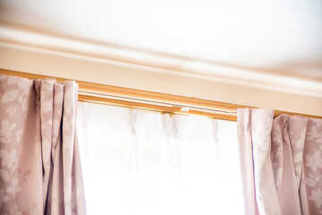 日当たりのいい窓際のカーテン
