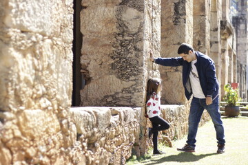Pai e filha na serra do caraça em Minas Gerais