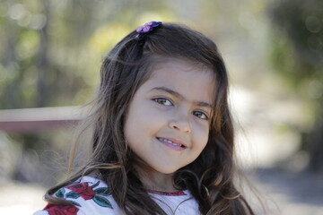 crian&ccedil;a sorrindo feliz