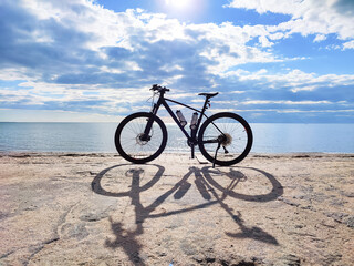 Fototapeta na wymiar Silhouette of sport mountain bike on beach background