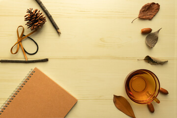 周りにメモ帳や秋の木の実やティーカップを並べて、中央にテキストスペースを設けた写真