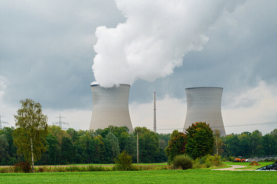 AKW, Atomkraftwerk, Kernkraftwerk Gundremmingen, dampfender K&uuml;hlturm