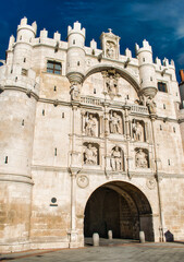 Fototapeta na wymiar Hermoso arco de Santa María de acceso al barrio antiguo de la ciudad de Burgos, España