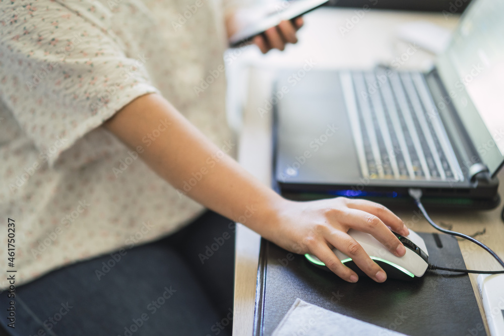 Poster Closeup shot of a woman working with a computer in the office