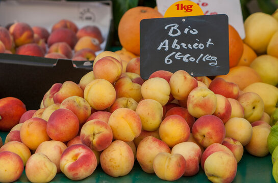 Marktstand mit Pfirsichen, Provence