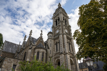 Fototapeta na wymiar Une vue de côté gauche de l'église Saint-Benoît avec des lampadaires au Mans.