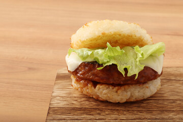 ライスバーガー　(チーズハンバーグ)