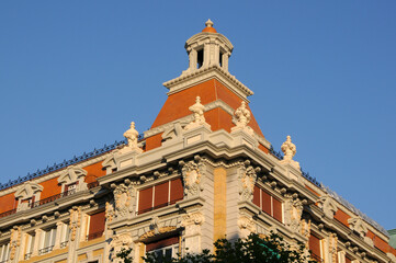 Detalle de un antiguo edificio en la ciudad de San Sebastián al atardecer
