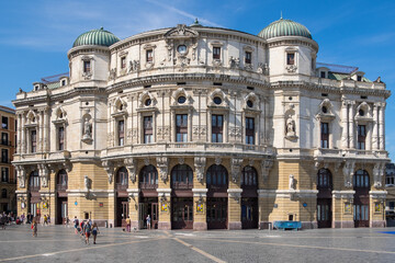 Fachada del Teatro Arriaga Antzokia en el centro histórico de la ciudad de Bilbao en el País...