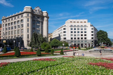 Fototapeta premium Paseos con jardines y edificios en la plaza de Fedrico Moyua en el centro urbano de la ciudad de Bilbao, País Vasco, España