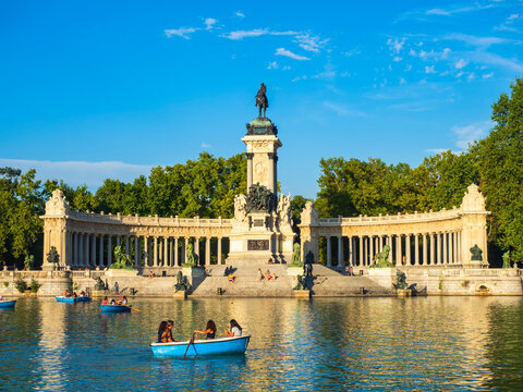 Personas paseando en barca en el estanque del Retiro de Madrid