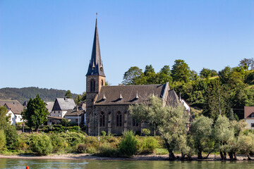 Fototapeta na wymiar Small brown brick church landscape on the upper middle Rhine River near Braubach, Germany