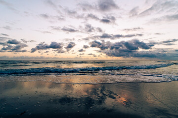 Fototapeta na wymiar sunrise on the beach